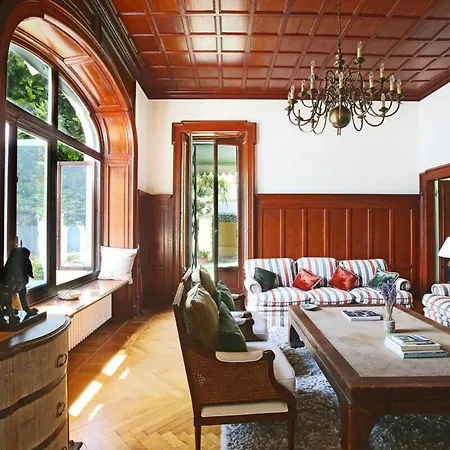 Silvestri In A Private Lakefront That Sleeps 12 Villa *